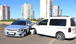 Polis otosuna çarpan araçtan yüklü miktarda uyuşturucu ele geçirildi