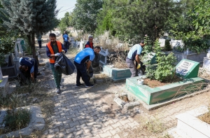 Mezarlıklarda bayram temizliği