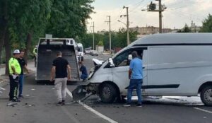 Diyarbakır’da 2 minibüs kafa kafaya çarpıştı: 8 yaralı