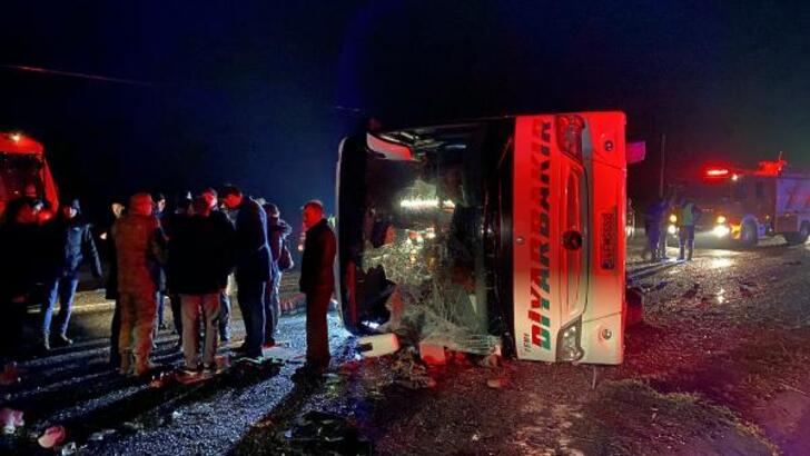 Diyarbakır’da, yolcu otobüsünün devrildiği,