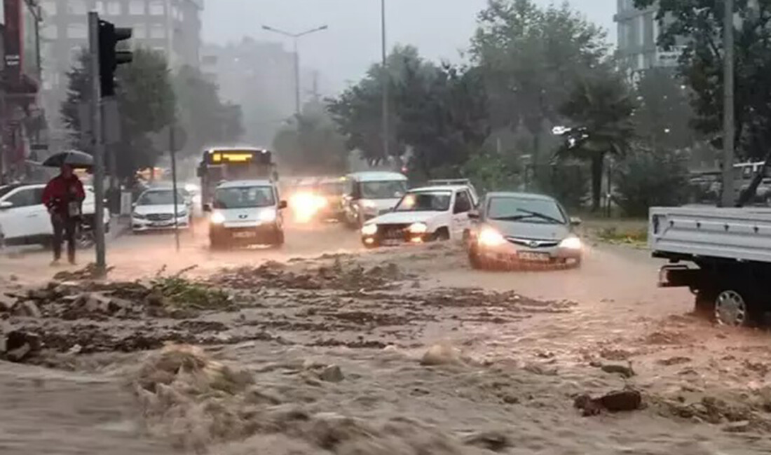 İzmir'de etkili olan sağanak