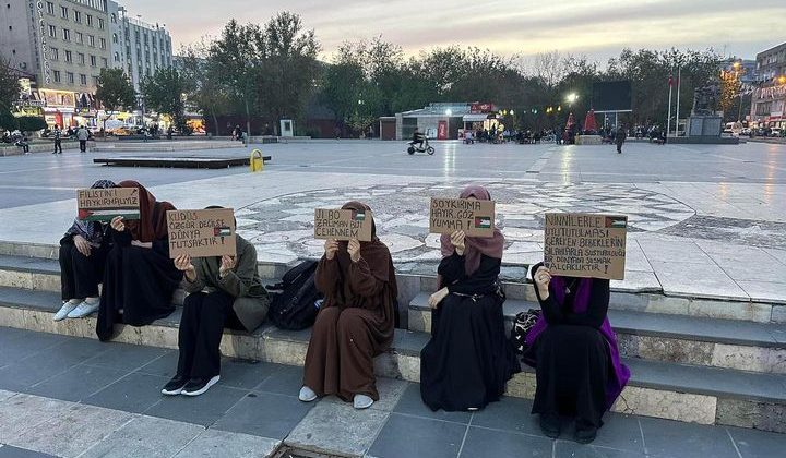 ÖĞRENCİLER İSRAİL’İ PROTESTO ETTİ