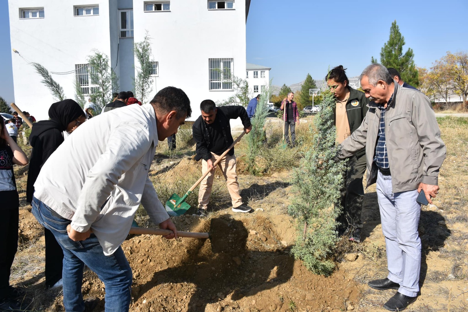 Hanide Cumhuriyet’e nefes olacak fidanlar toprakla buluştu