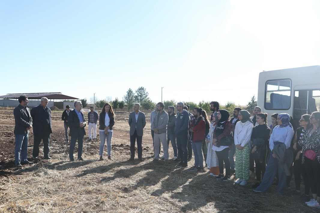 DİYARBAKIRDA ÖĞRENCİLERE,BADEM VE FISTIK AĞAÇLARINDA BUDAMA NASIL YAPILIR EĞİTİMİ VERİLDİ