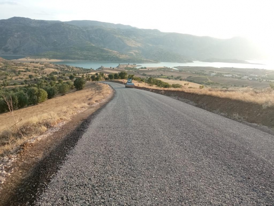 Kırsal mahallelerde yol çalışmaları sürüyor