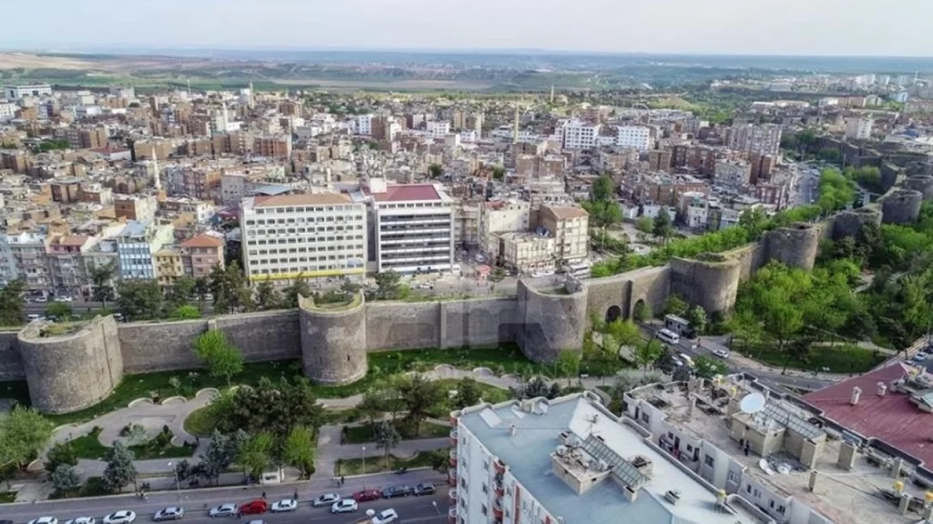 Diyarbakır’da, eğitim ve sağlık