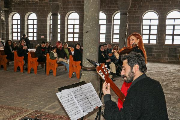 DİYARBAKIR'da 646 yıllık Surp