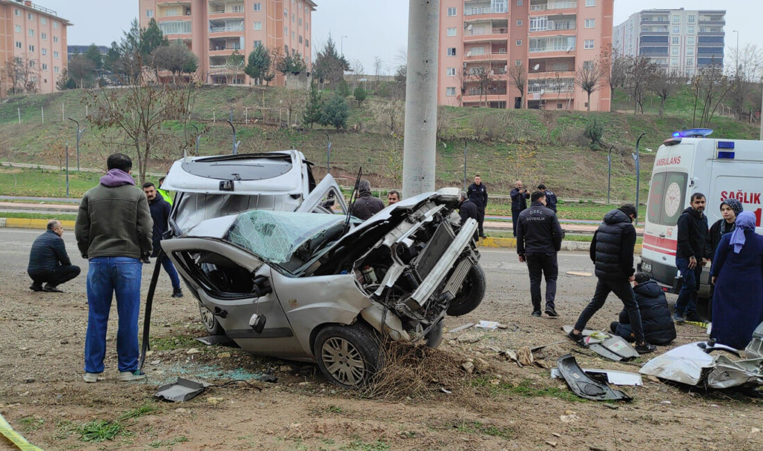 Batman'da elektrik direğine çarpan