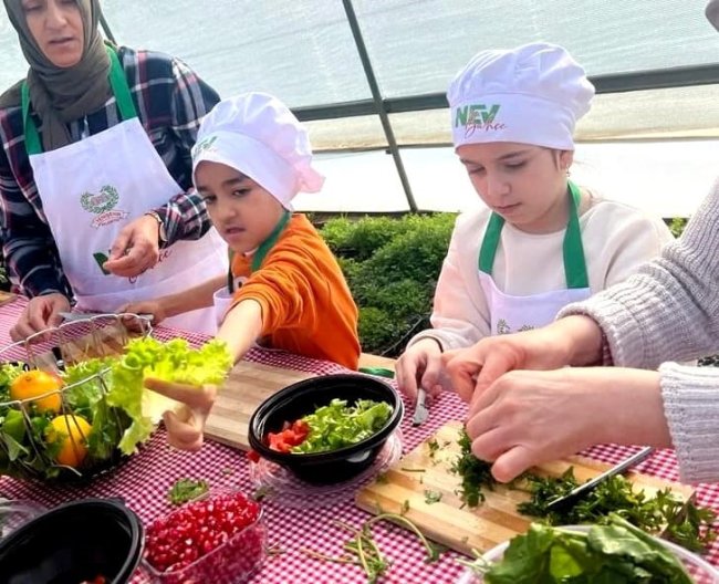 Diyarbakırlı minikler, şef oldu, salata yaptı