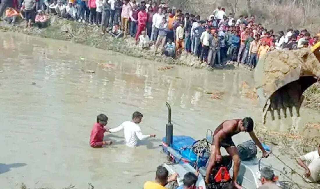 Hindistan'da traktörün gölete devrilmesi