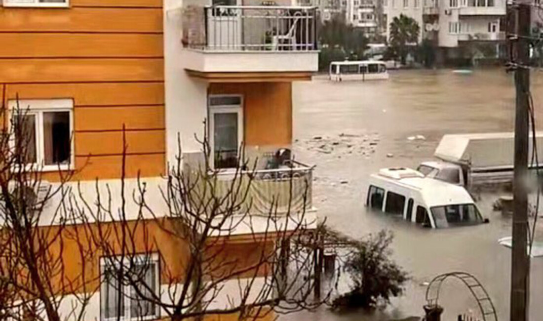 Antalya'da etkili olan sağanağın