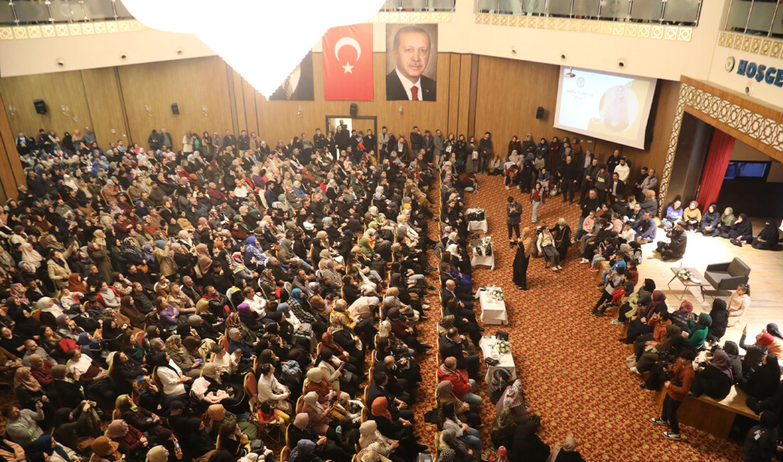 Adana'da aile seminerinde konuşan