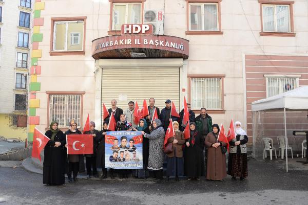 DİYARBAKIR’da evlat nöbeti tutan