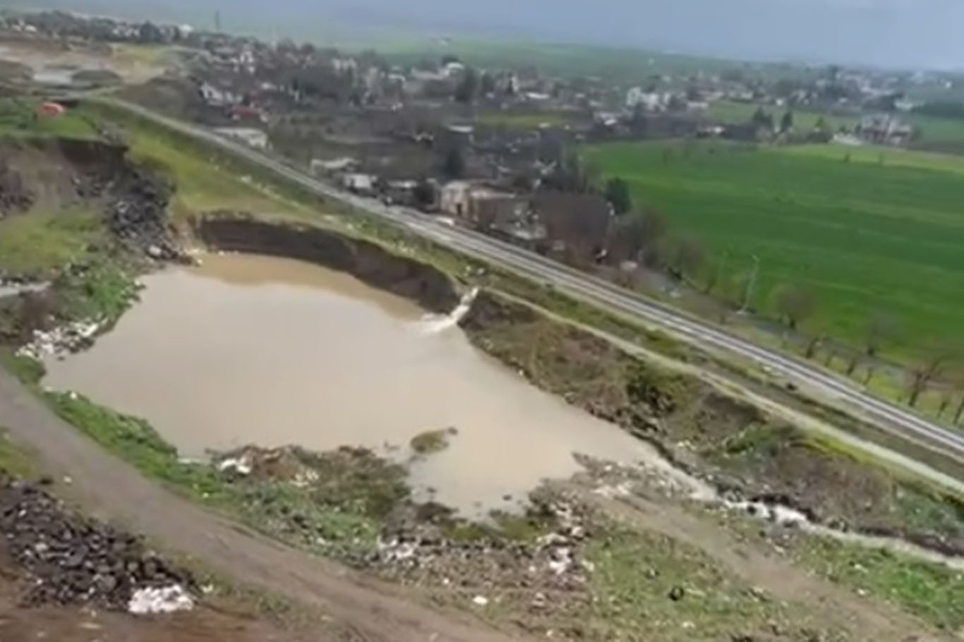 Diyarbakır’da sağanak yağışla dere yatakları taştı, mahallede göletler oluştu