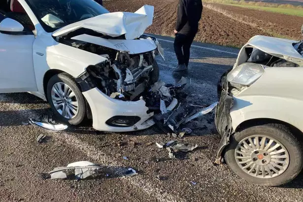 Diyarbakır’da otomobil ile hafif ticari araç çarpıştı: 1 ölü, 2 yaralı