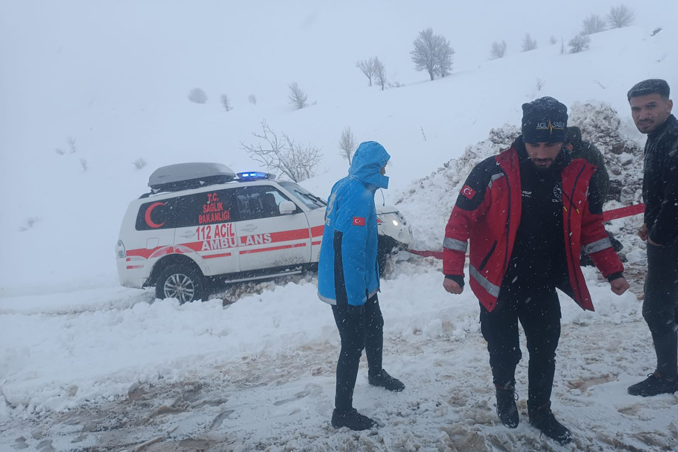 Siirt’te çığ düşen yolda mahsur kalan 12 kişi kurtarıldı