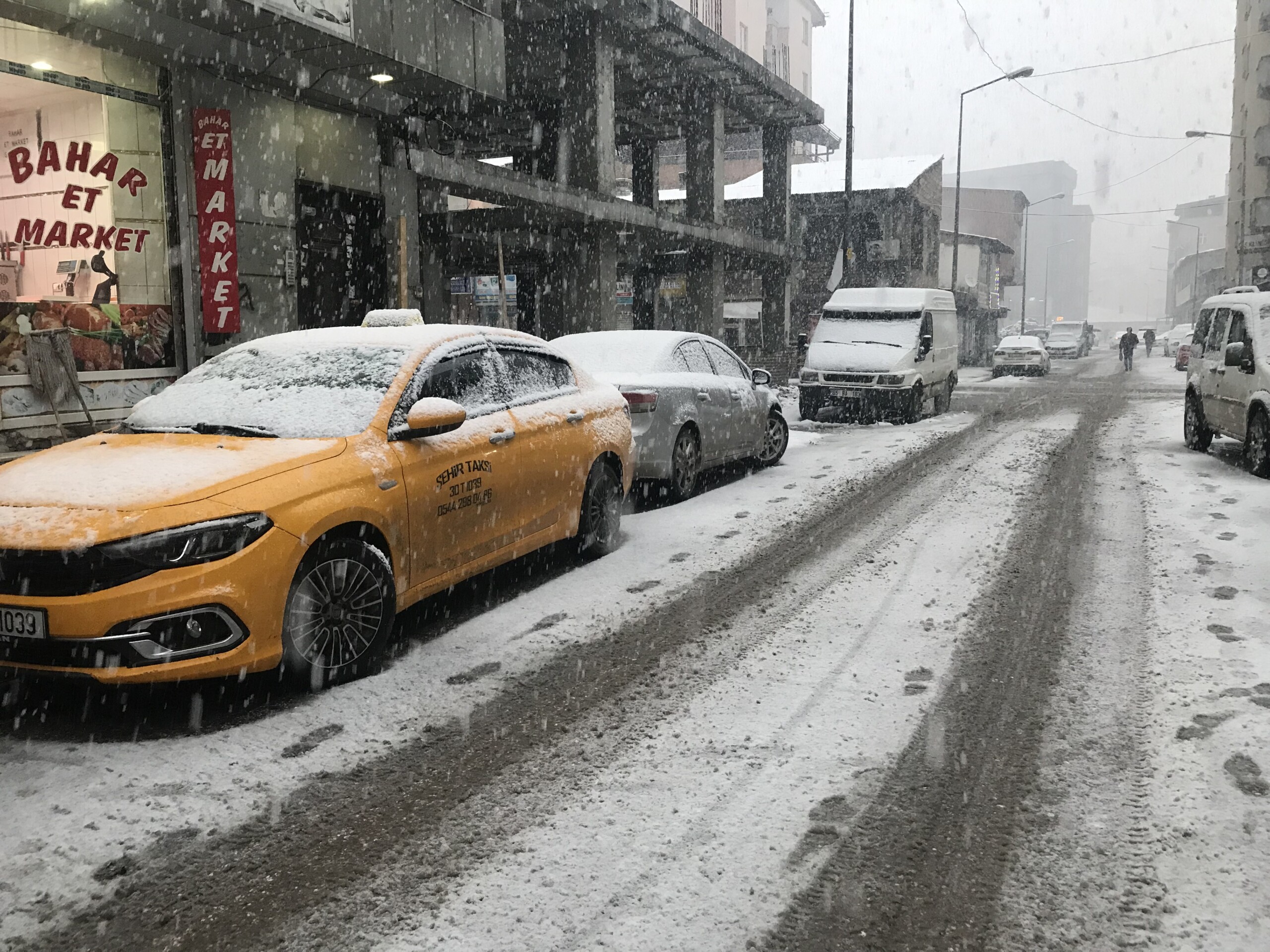 Hakkari’de kar ve tipi günlük yaşamı olumsuz etkiledi