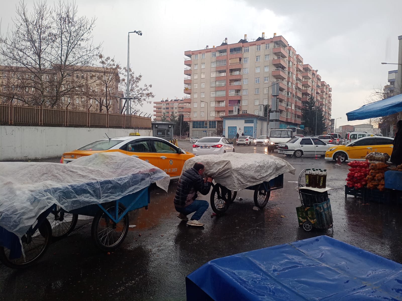 Diyarbakır’da semt pazarlarına “yağış ve soğuk” etkisi