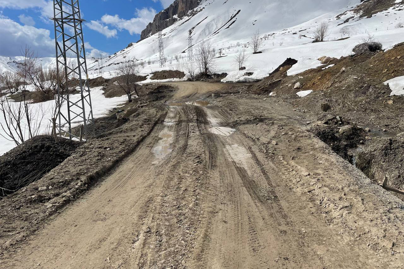 Şırnak’taki bozuk köy yolları halkı mağdur ediyor