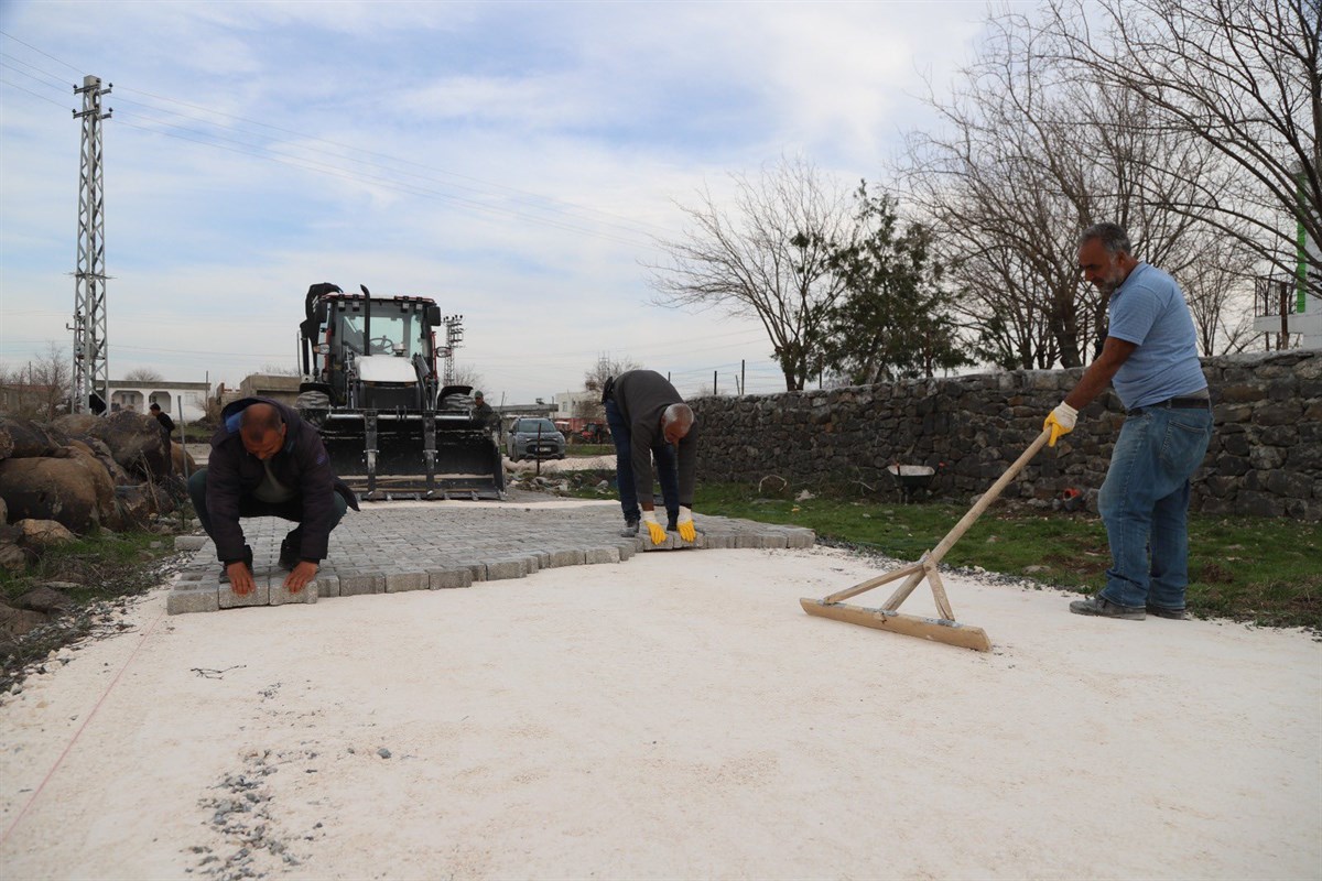 Ergani Belediyesi Kabasakal’da parke taşı döşüyor