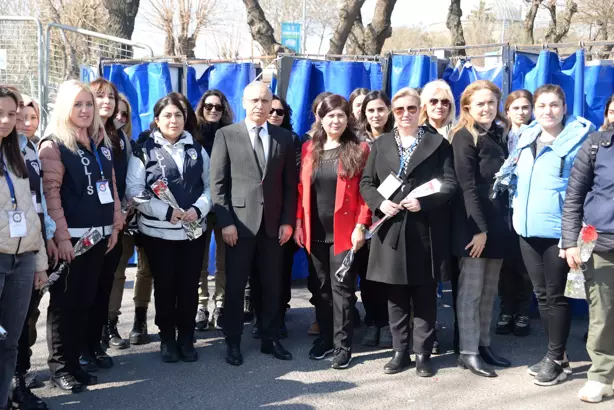 Diyarbakır Emniyet Müdürü Kaya, görevli kadın polislere karanfil verdi