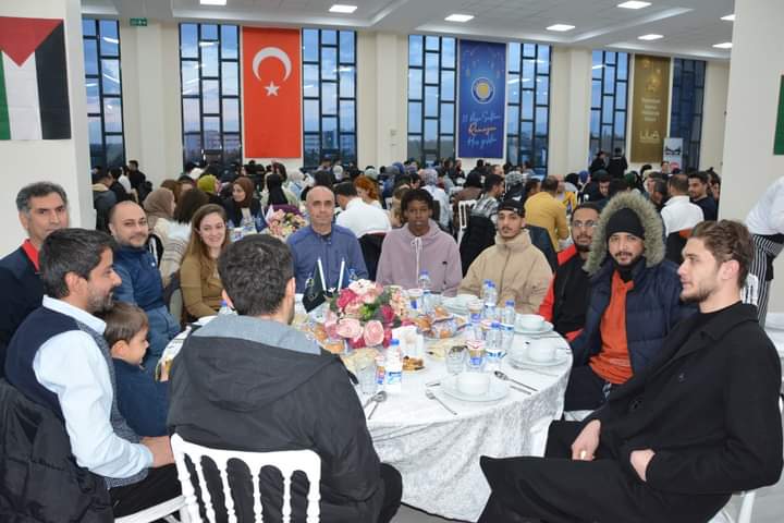 Diyarbakırlı hayırseverden üniversite öğrencilerine iftar