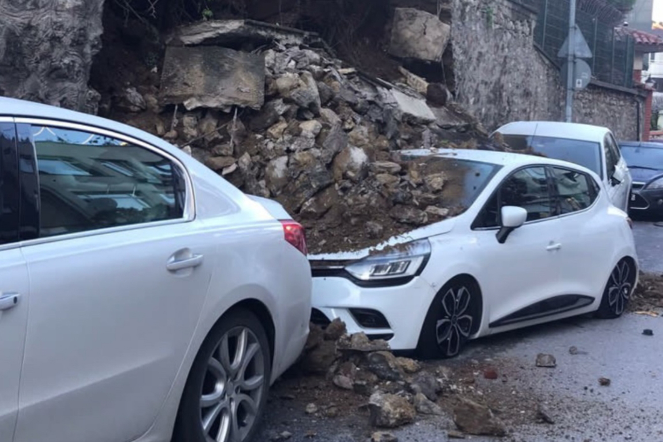 Üsküdar’da istinat duvarı çöktü: 2 araç hasar gördü