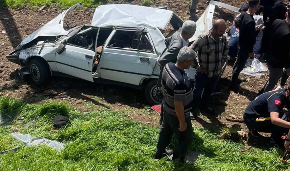 Diyarbakır'da otomobil şarampole devrildi: