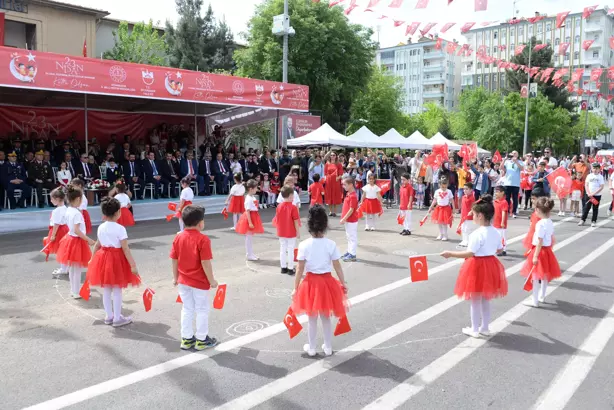 Diyarbakır’da 23 Nisan gösterilerle kutlandı