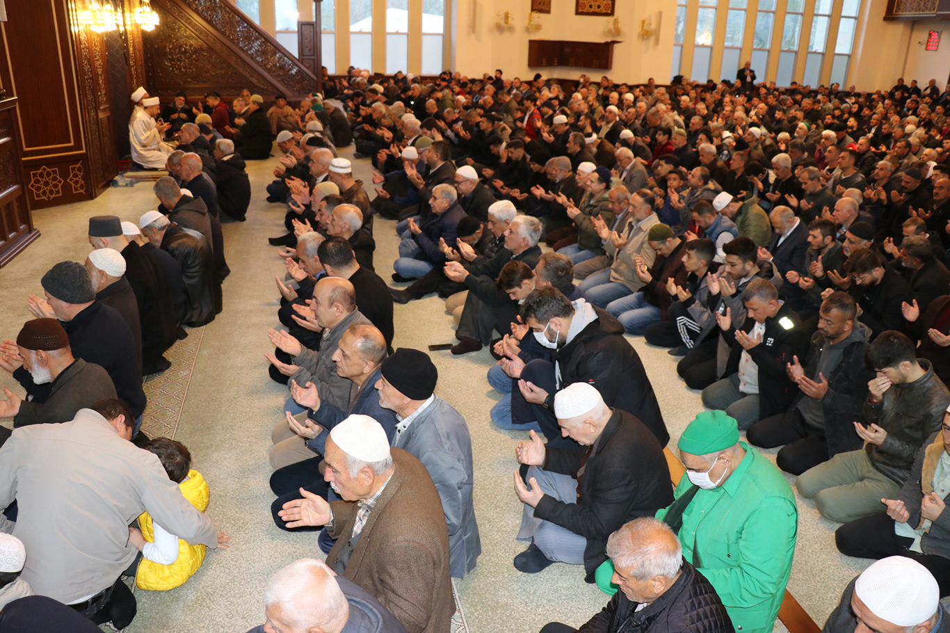 Bayram namazında eller Gazze’nin zaferi için duaya kalktı