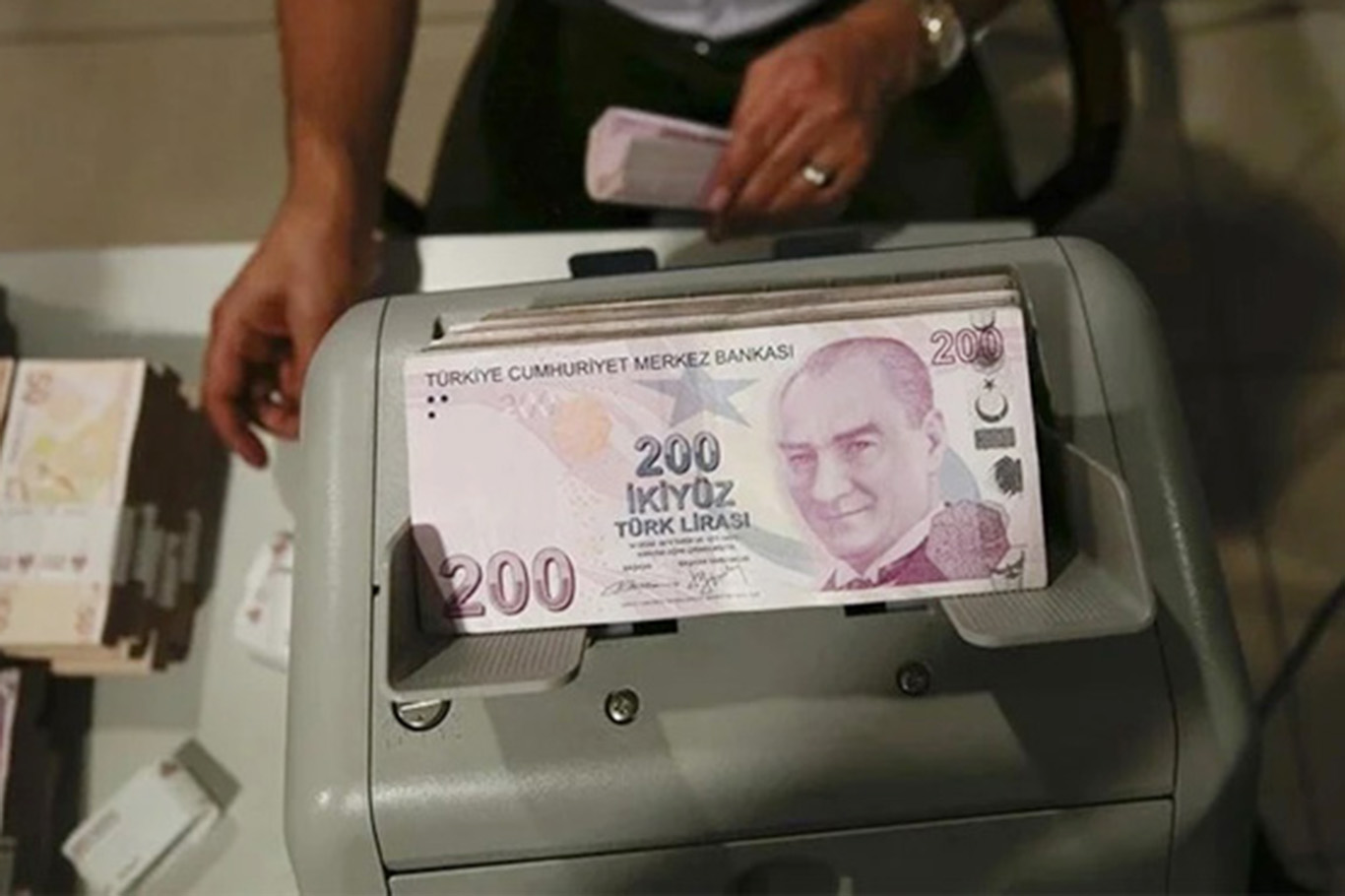 Yeni banknotlar tedavüle verildi