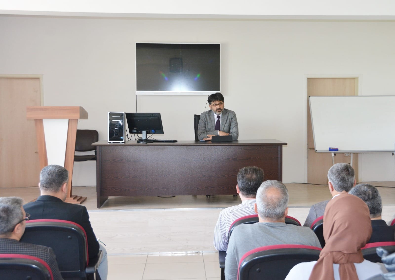 Dicle Üniversitesi Rektöründen Edebiyat Fakültesine Ziyaret