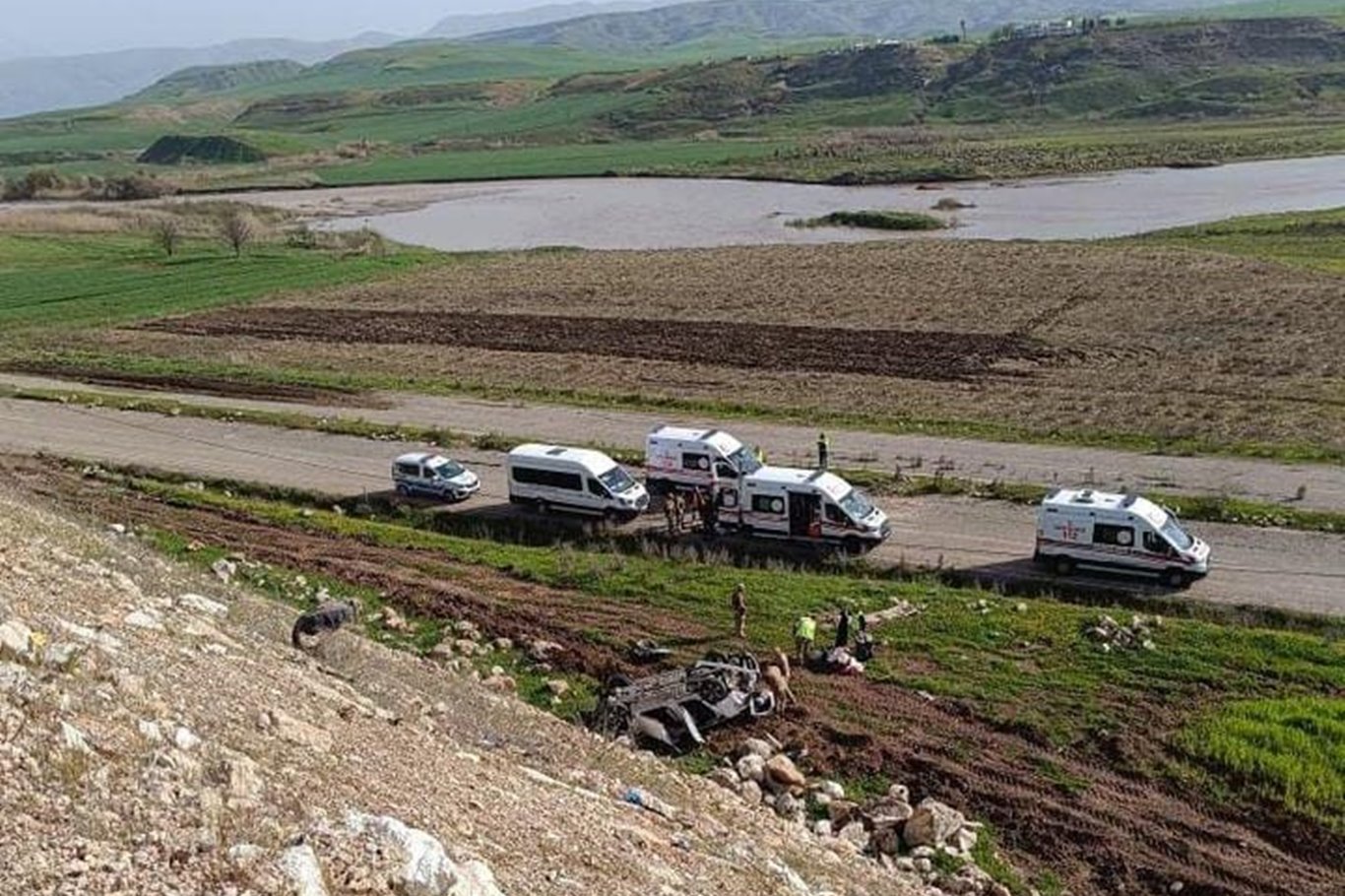 Demir bariyerleri aşarak şarampole uçan aracın sürücüsü ağır yaralandı