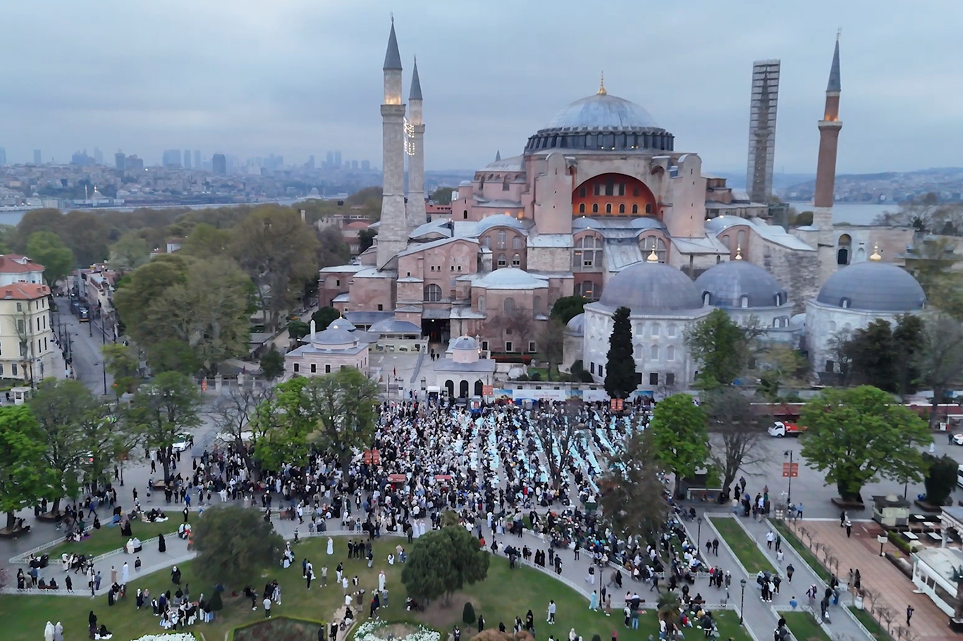 Ayasofya’da binlerce kişi bayram namazı için saf tuttu