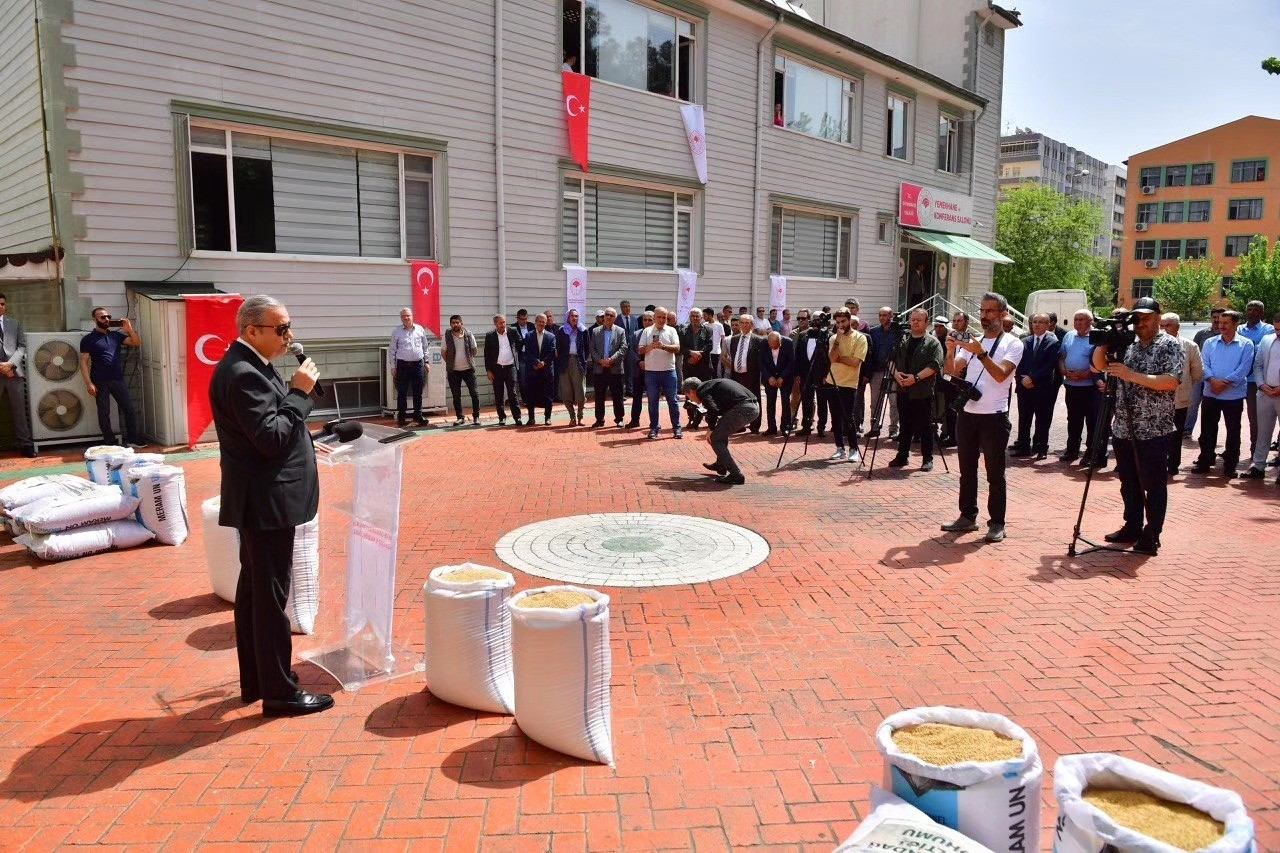 93 çiftçiye endemik çeltik tohumu dağıtıldı