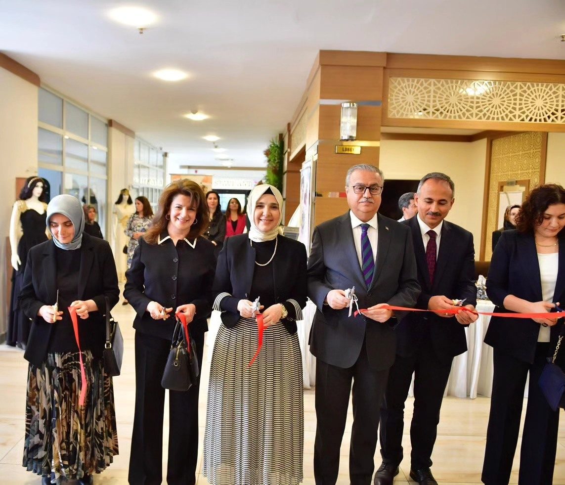 Diyarbakır Valisi Ali İhsan Su ve Eşi Zeliha Su’dan Sergi Açılışı