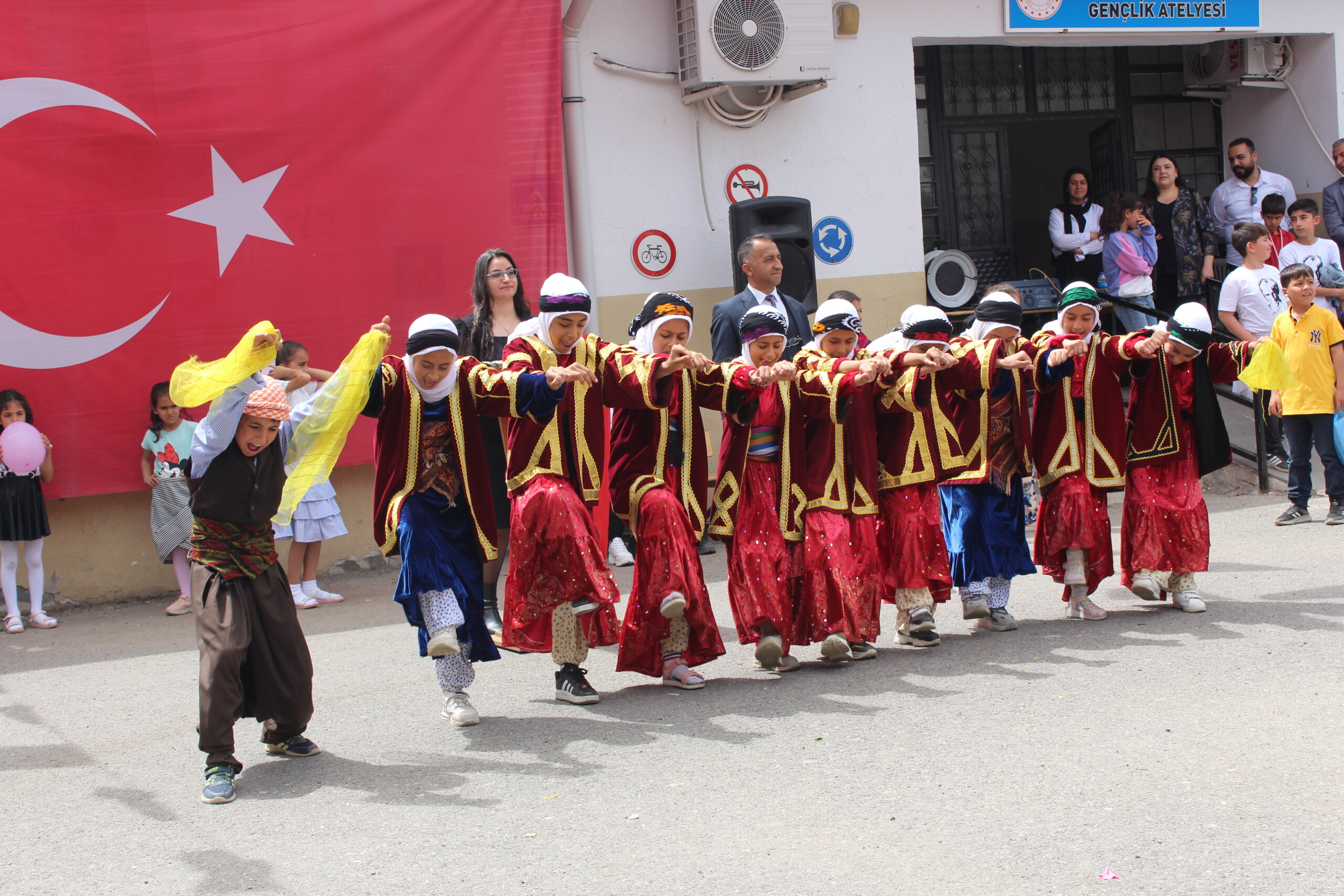 Hani’de Yüzlerce Çocuğun Katılımıyla 23 Nisan Coşkusu Yaşandı